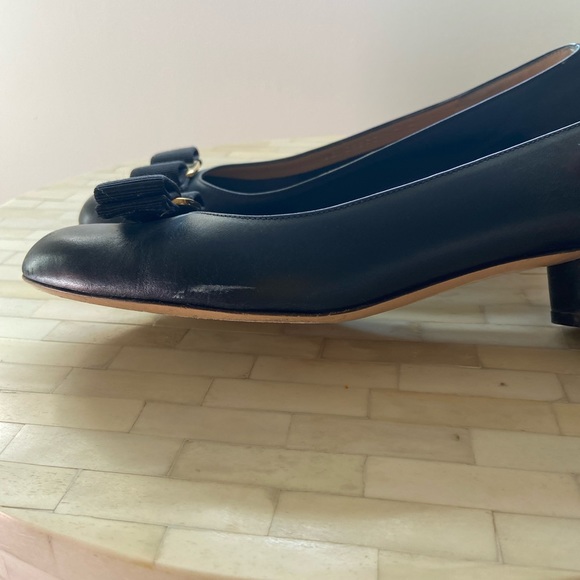 Ferragamo Vara Bow Pump - Picture 4 of 10